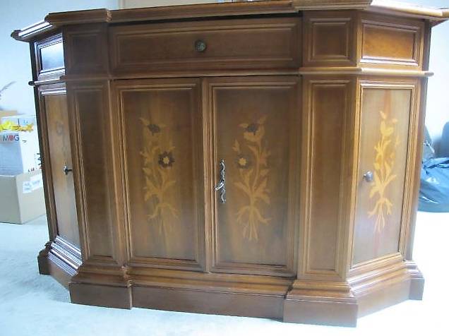 Holzkommode mit Blumenintarsien