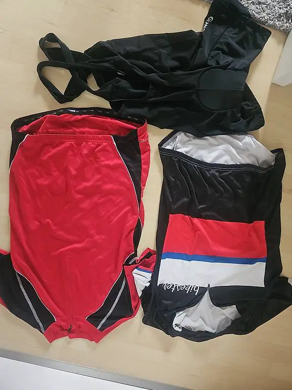 Fahrradshirts und Fahrradhose Grösse M