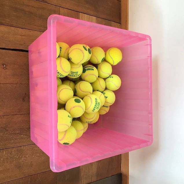 ca. 60 Tennisbälle grün
