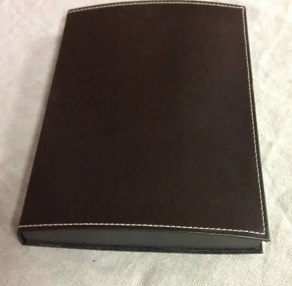 Neues Fotoalbum aus braunem Kunstleder