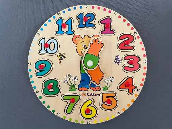 Neuwertig: Eichhorn Lernuhr aus Holz mit Steckzahlen