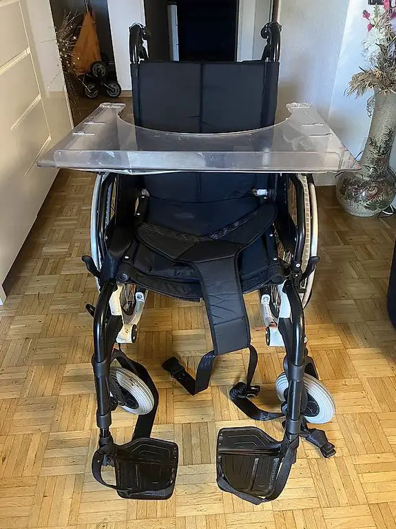 Rollstuhl mit Beckengurt und Tisch (wie neu)