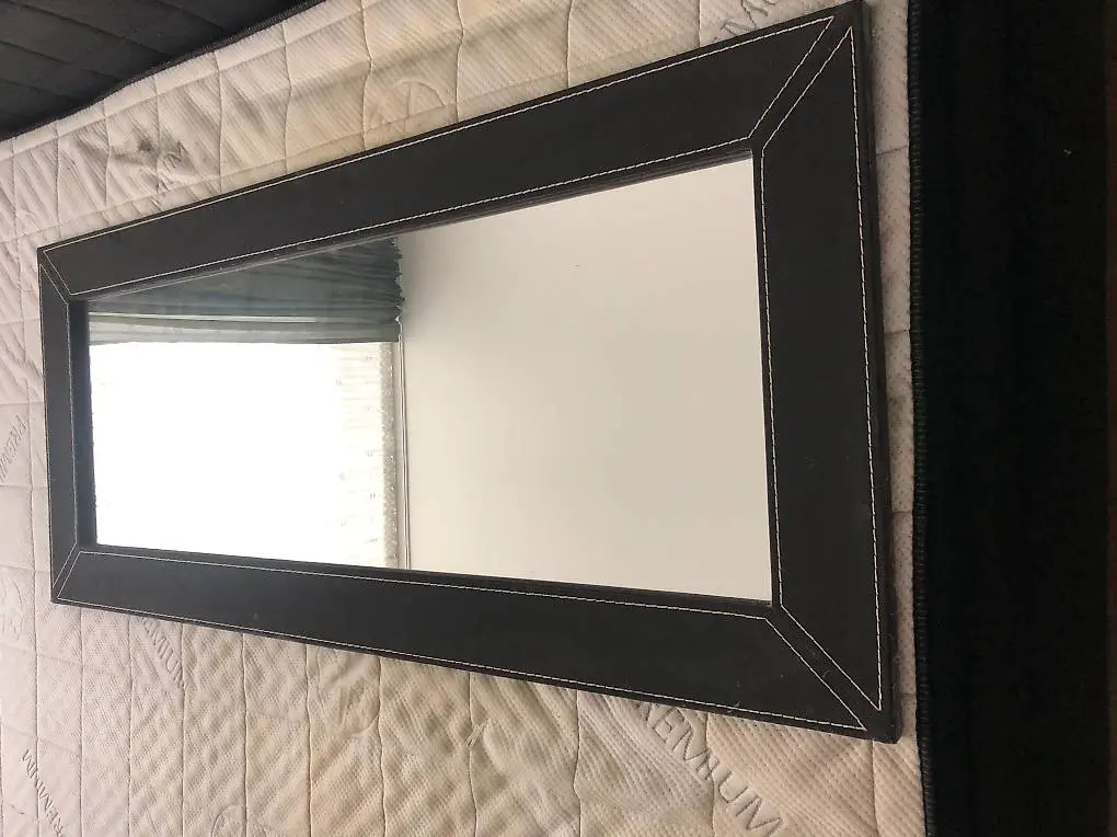 Schicker Wandspiegel mit Lederrahmen schwarz/braun