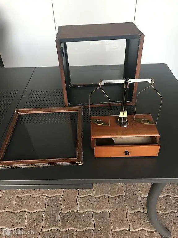 Apotheker Waage mit Holzvitrine / antik