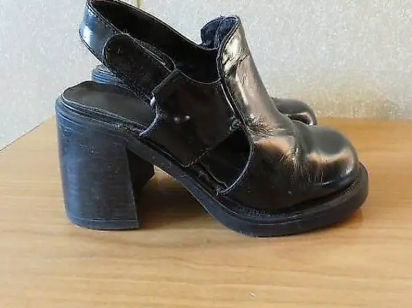 Schwarze glänzende Schuhe