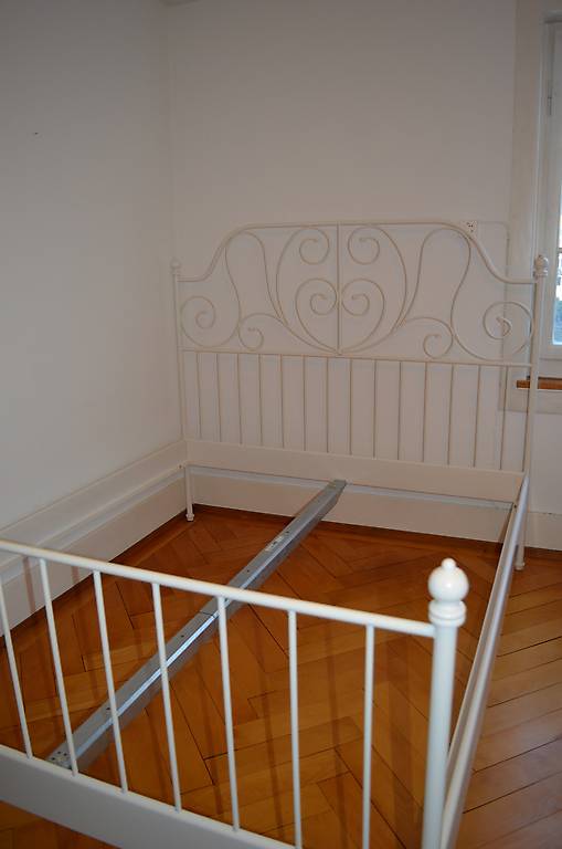 Weisses Bettgestell (ohne Lattenrost)