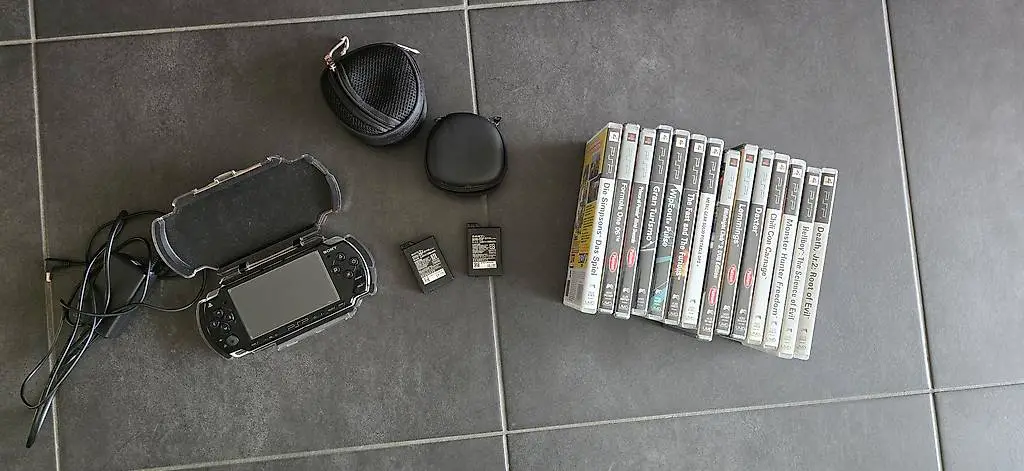 PSP mit 14 Spielen und Zubehör