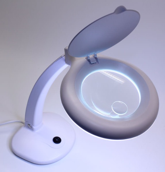 Lupen-Tischleuchte MINI ZOOM erleichtert Briefmarken