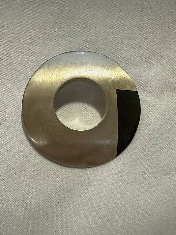 Silberbrosche im modernen Kreisdesign