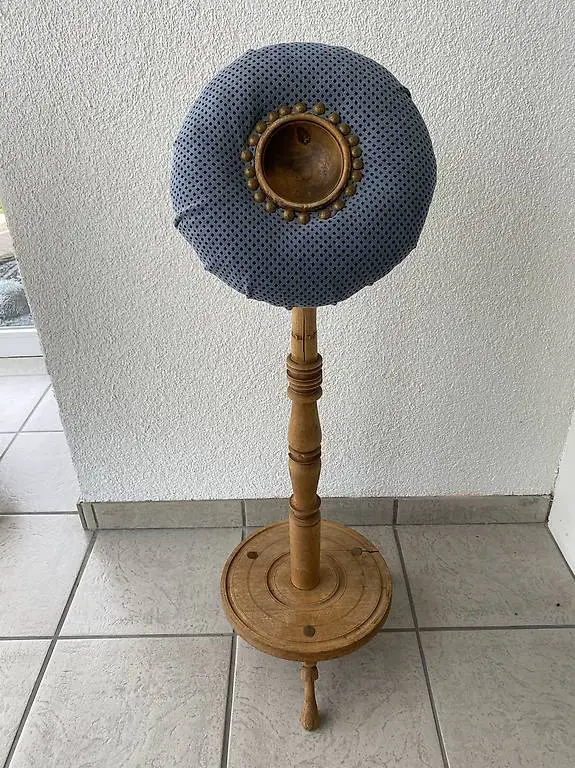 Stickständer mit Nadelkissen antik