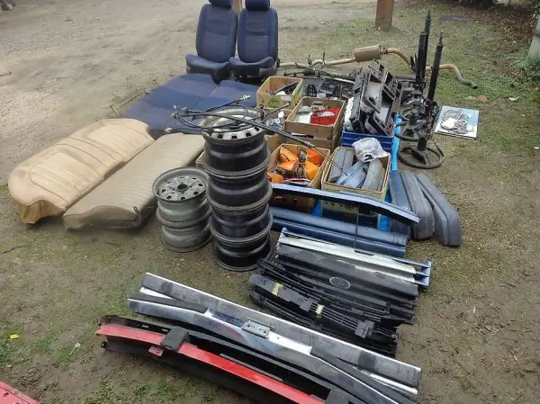 Nombreuses pieces ford granada et taunus années 80 /