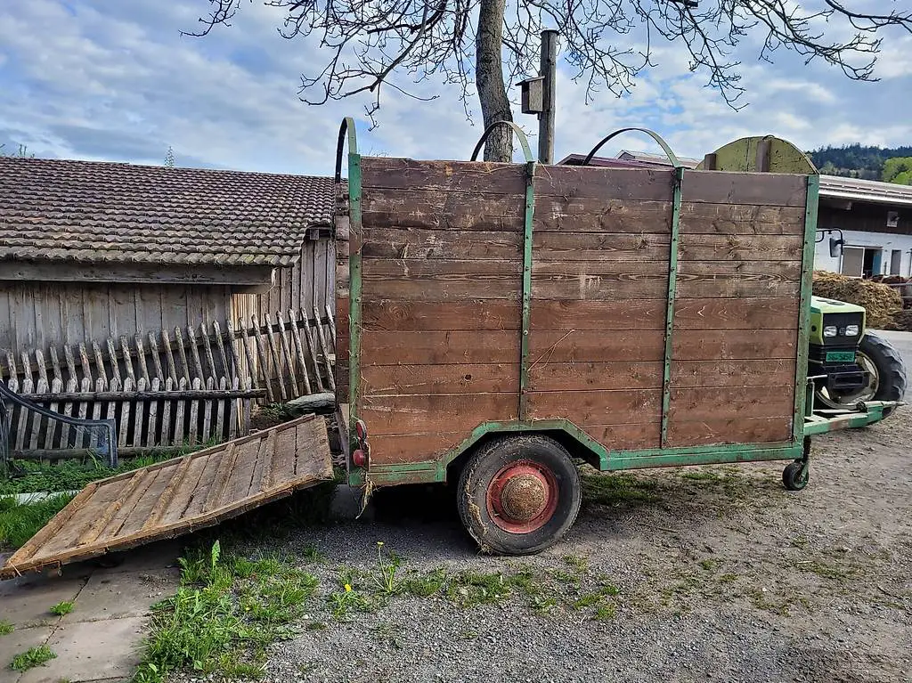 alter Viehanhänger / Weideunterstand