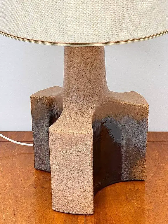 Grosse Keramik Tischlampe im eleganten Design