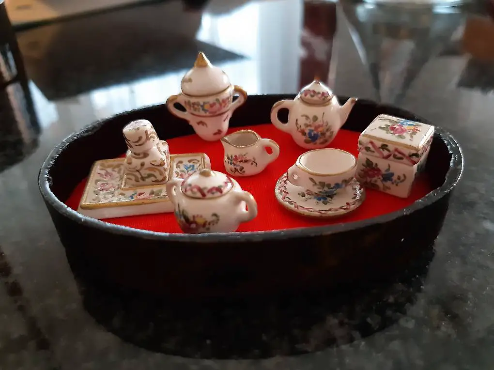 Exquisites, wunderherziges Mini Porzellan-Service