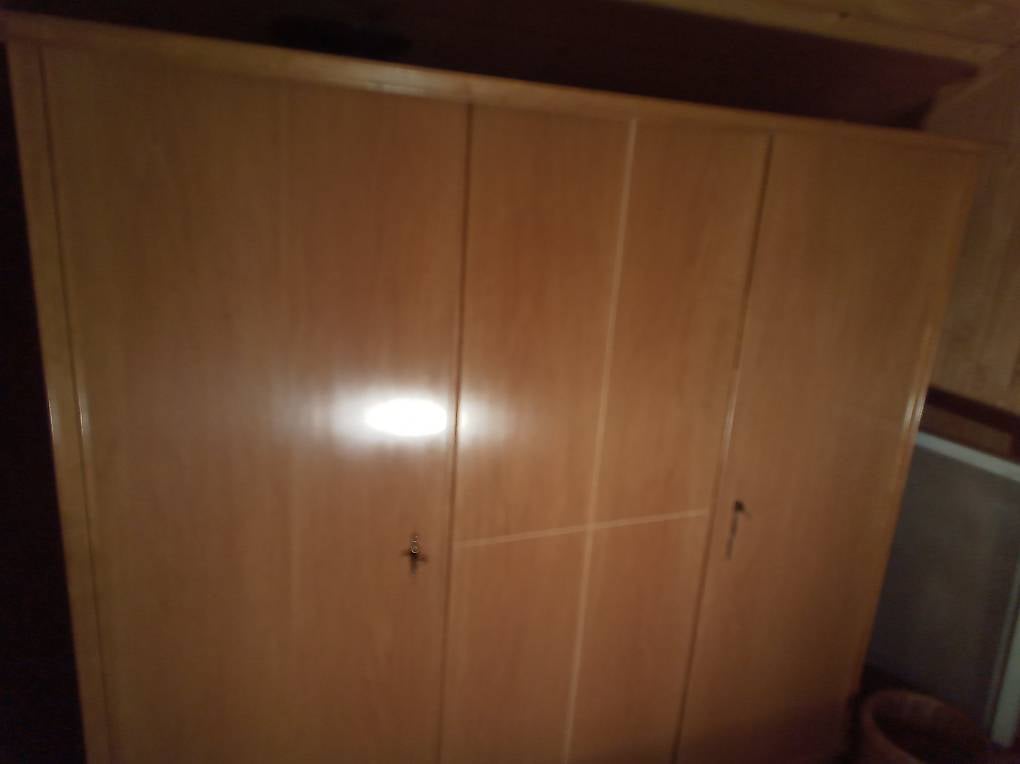 NaN Kleiderschrank mit oder ohne Kleider