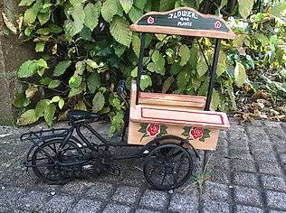 Vintage Fahrrad/Velo mit Blumenwagen