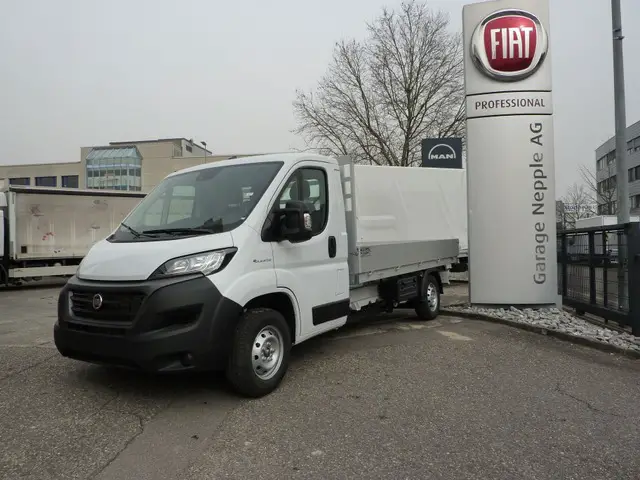 FIAT, Fiat eDucato Chassis mit Brücke mit AHK, Brücke/Pritsche