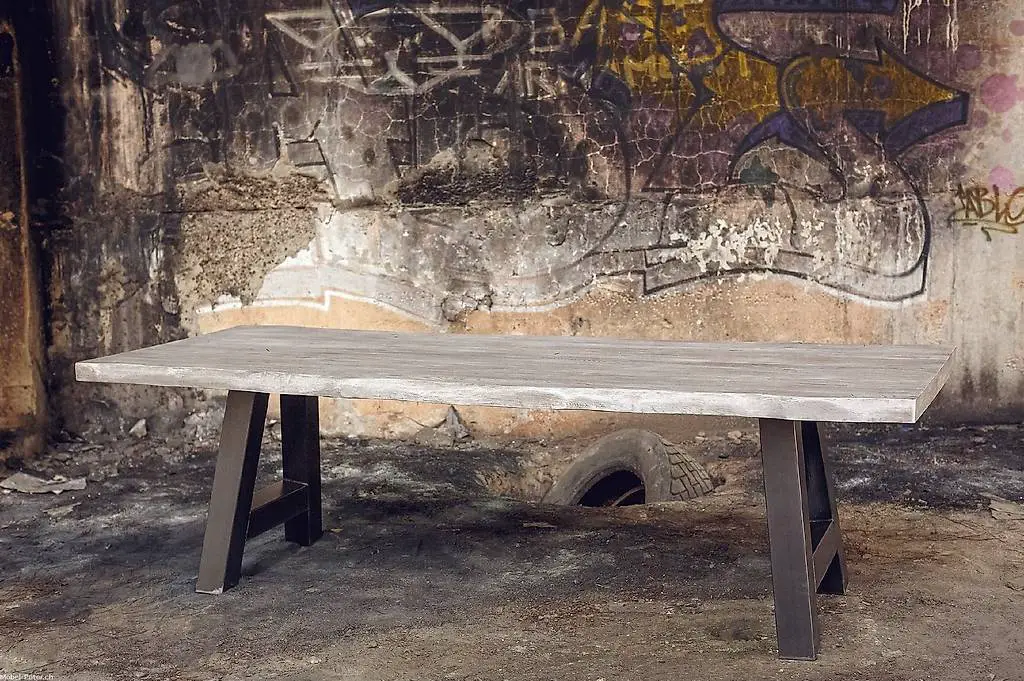 Tisch Massiv Eiche Baumkannte mit Alfa Metall-Fuss