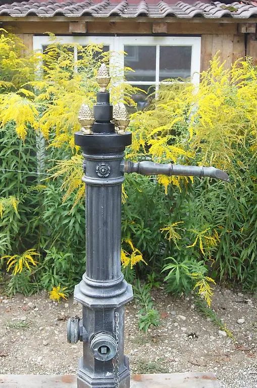 Antiker Standbrunnen mit Messing Auslauf