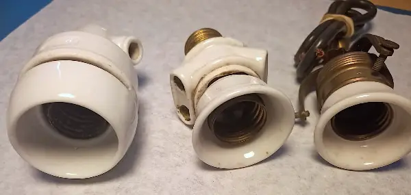 Antike Lampenfassungen 3 Stück, plus Zuglampenhalter