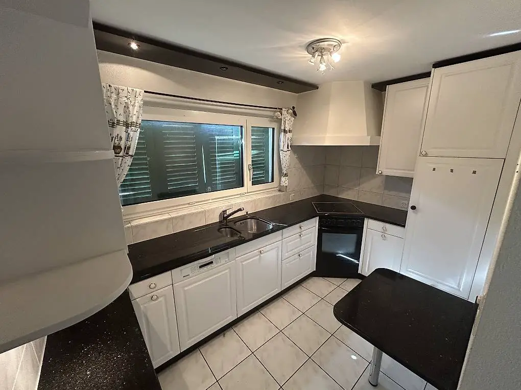 Küche mit Steinabdeckung