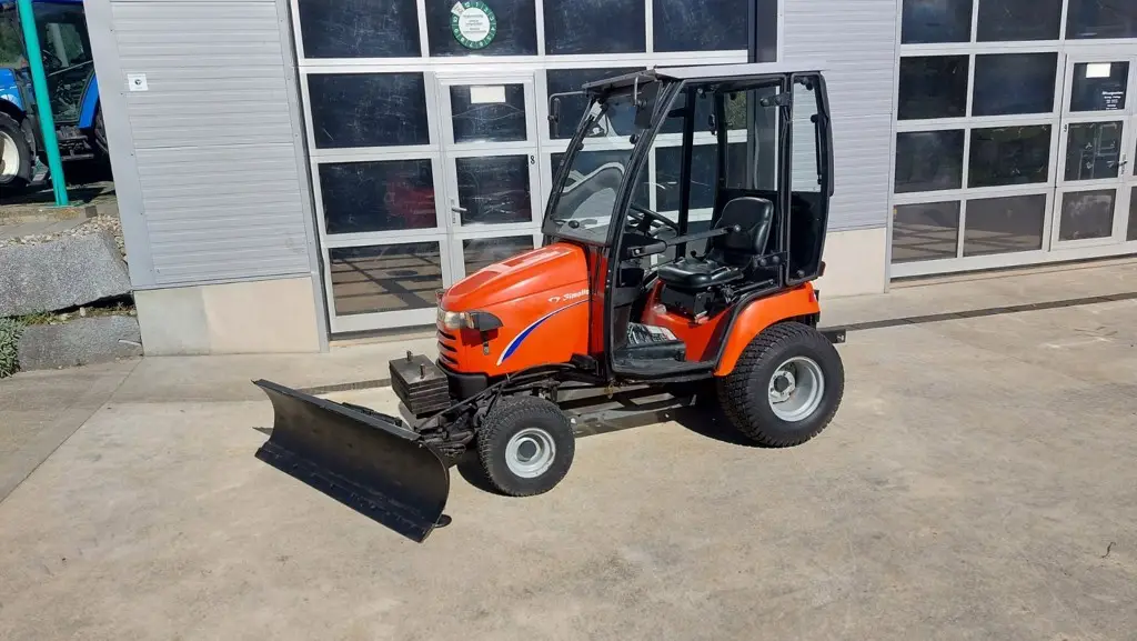 Kleintraktor Simplicity mit Schneepflug