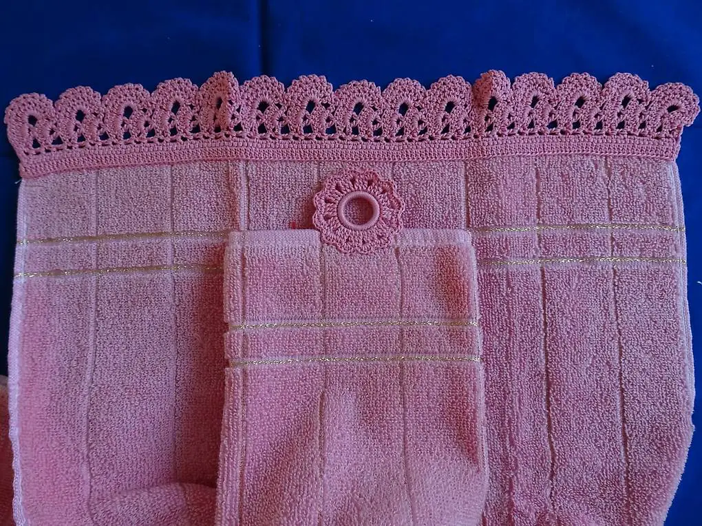 Frottiertuch NEU, ROSAROT. Mit Spitzen-Bordüre und Aufhänge-
