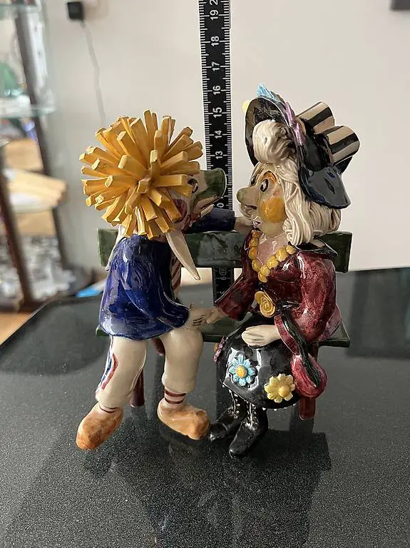 Fasnachtsfiguren auf Sitzbank