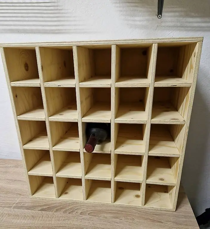 selbstgemachtes Holzweinregal