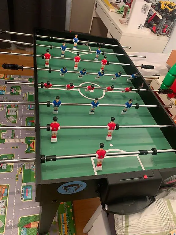 Tischfussball- und Billardtisch