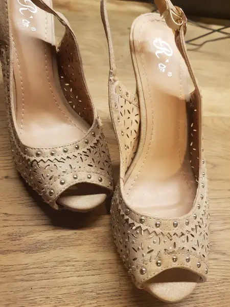 Beiger Absatzschuh mit gold Applikationen