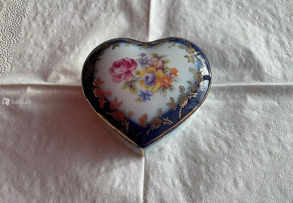 Porzellan-Dose in Herzform