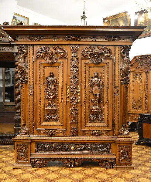 Luxuriös antiker kleiderschrank . Rarít