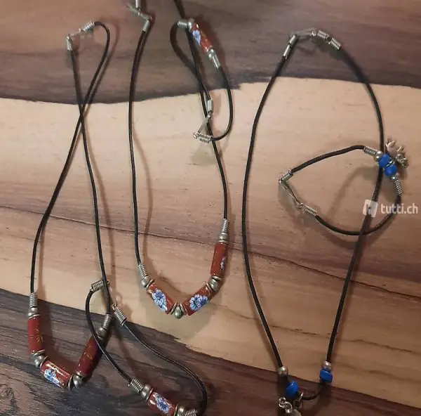 Hals mit Armbändeli