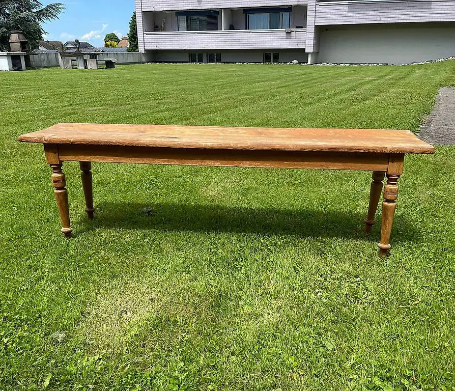 Holzbank mit gedrechselten standbeinen