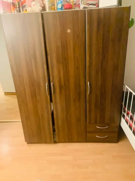 Kleiderschrank zu verschenken
