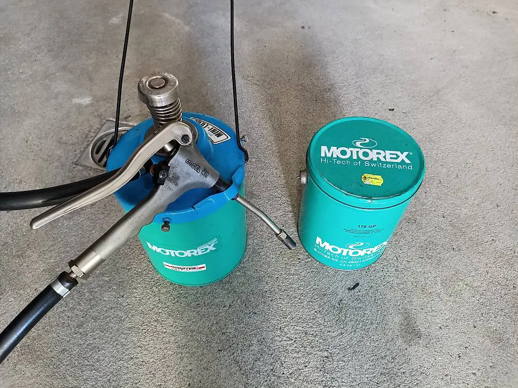 Fettpresse mit Ersatzfett