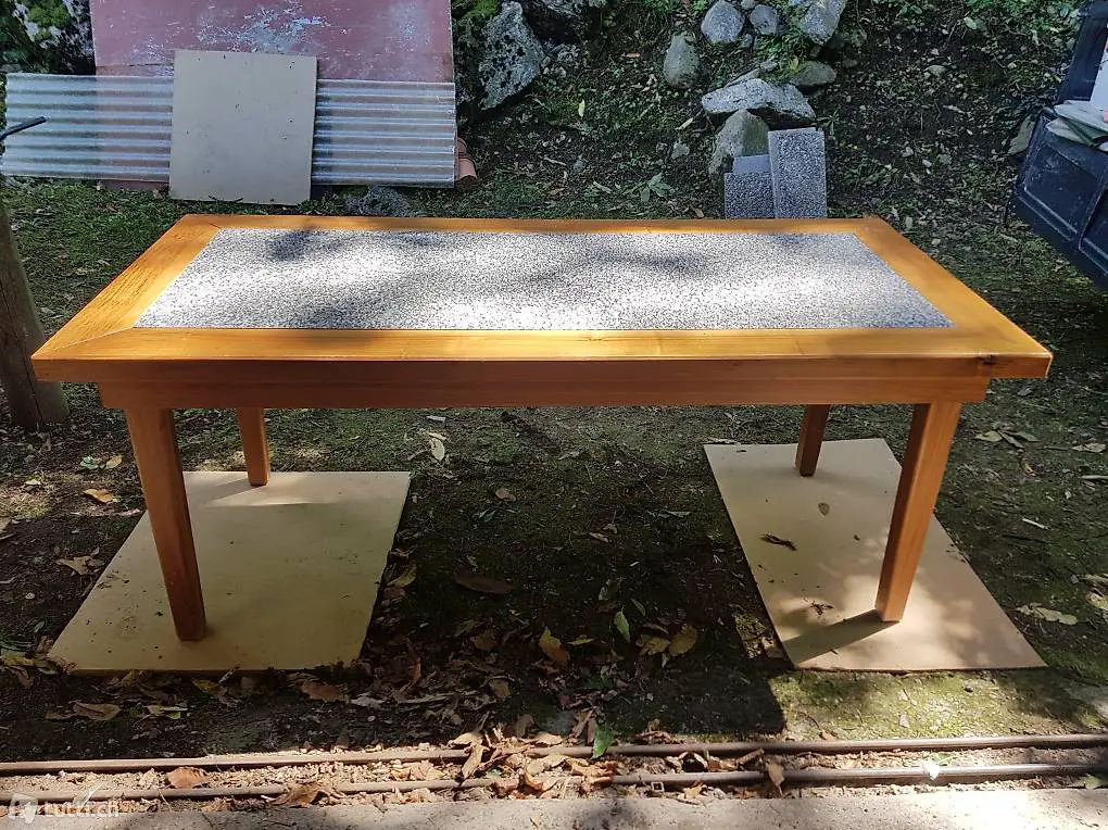 Tavolo in legno di noce con granito