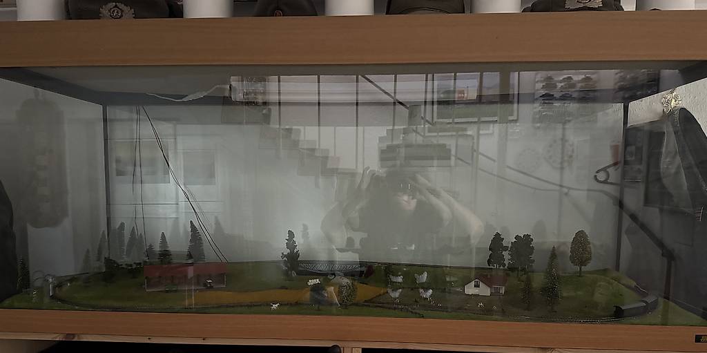 Kleine Eisenbahnanlage in der Vitrine.