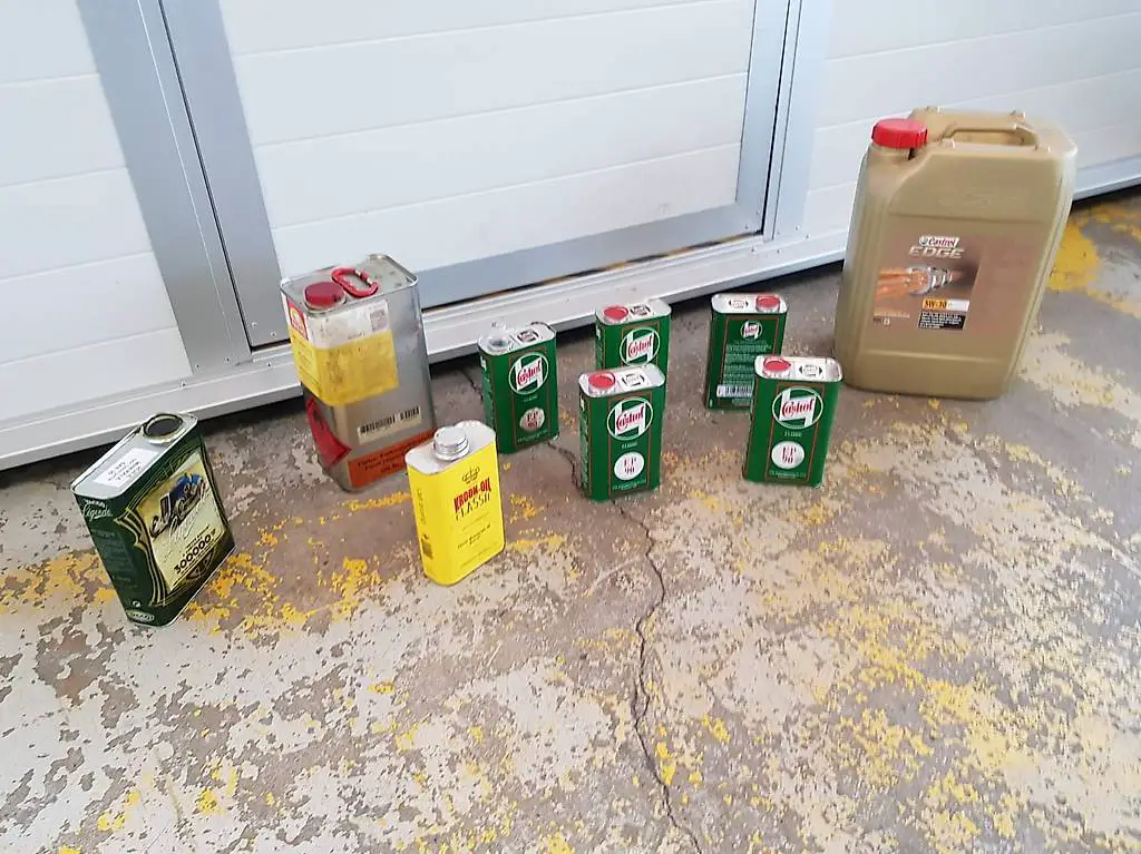 Diverse Oelkannen Ölkanister und Blechbehälter