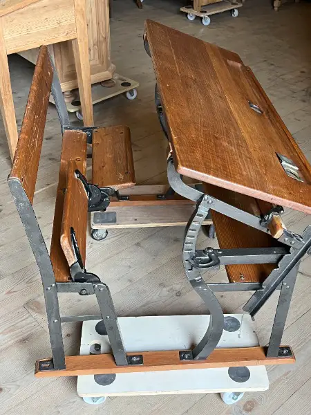 + ART 881 + Ancienne pupitre d"école