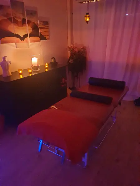 Entspannende Ganzkörpermassage für die Frau