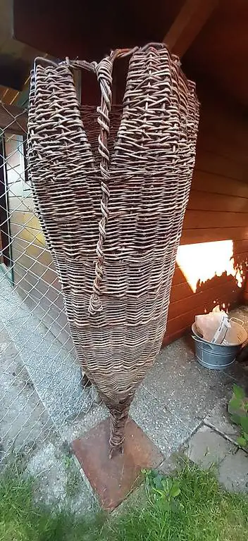 Geflochtenes Herz mit Metallständer