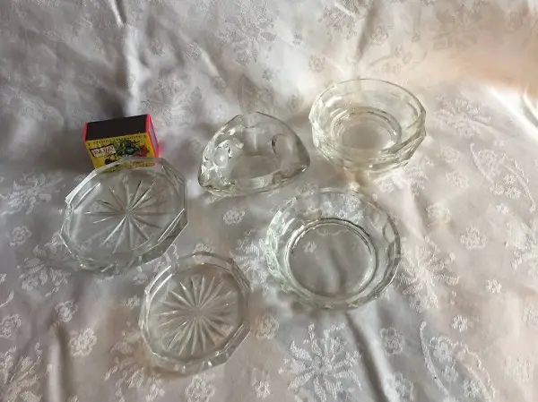 5 gläserne Aschenbecher