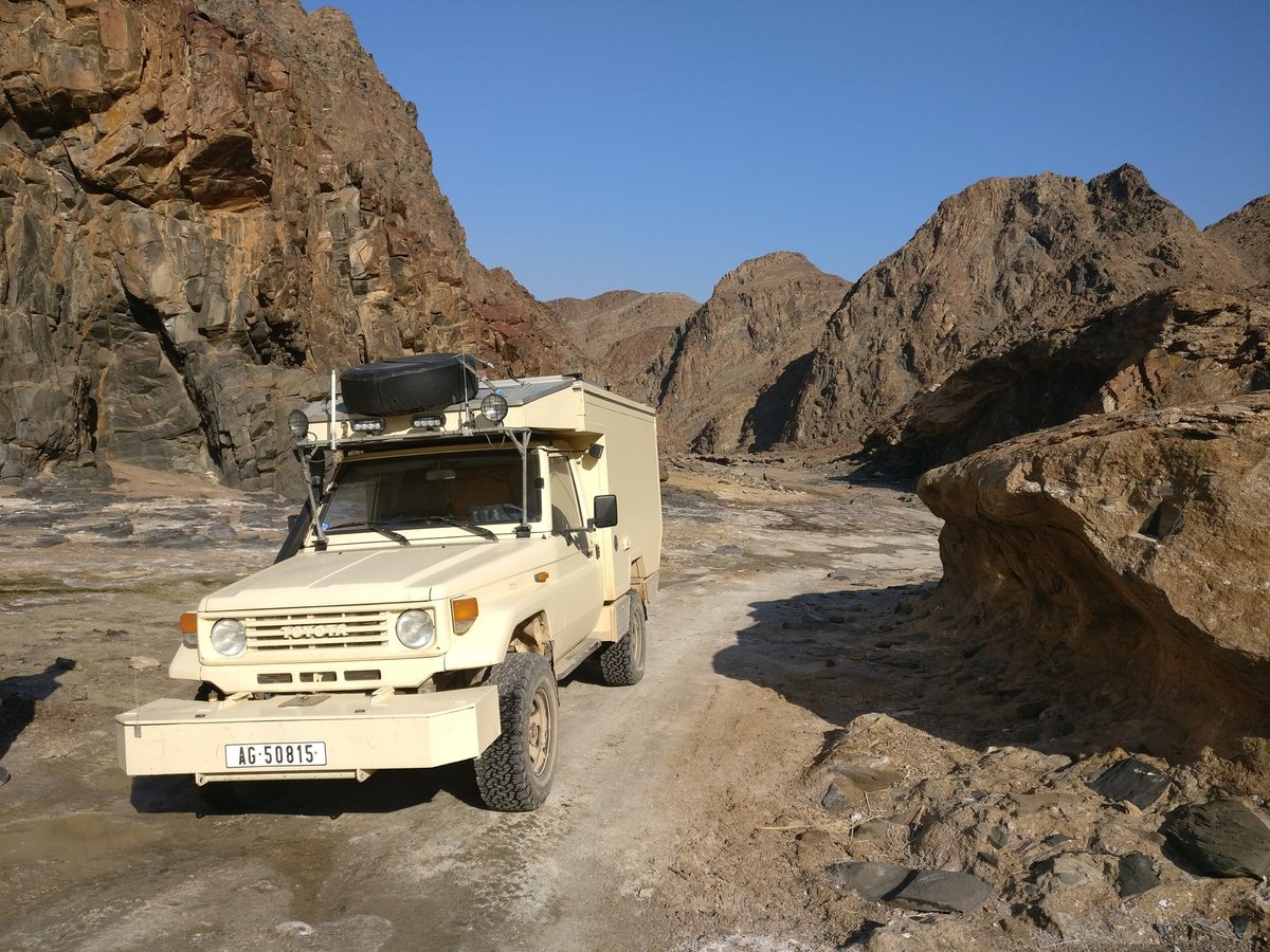 toyota land cruiser hzj75