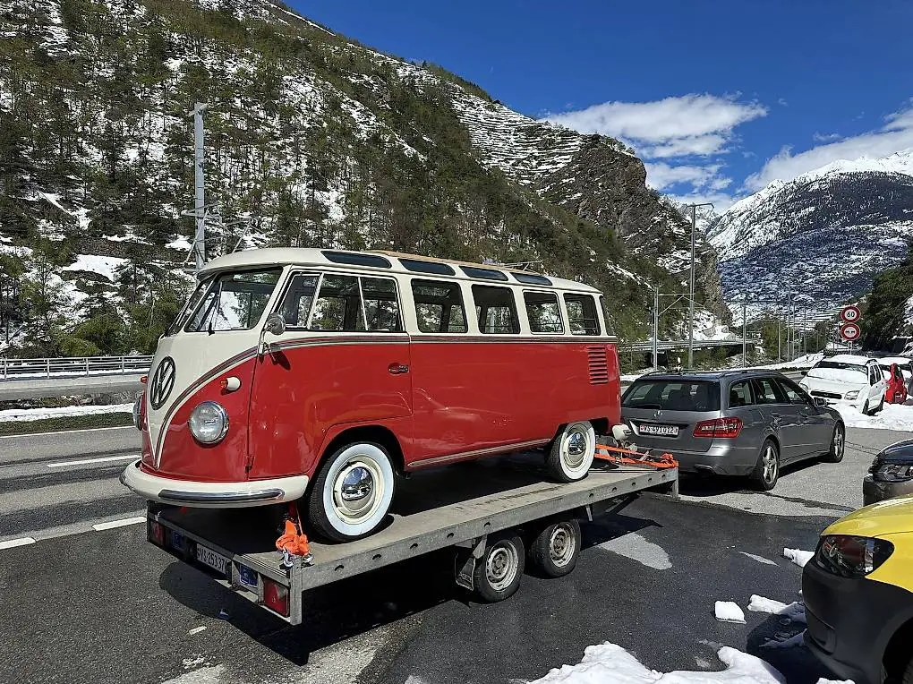 Transport von auto und maschinen