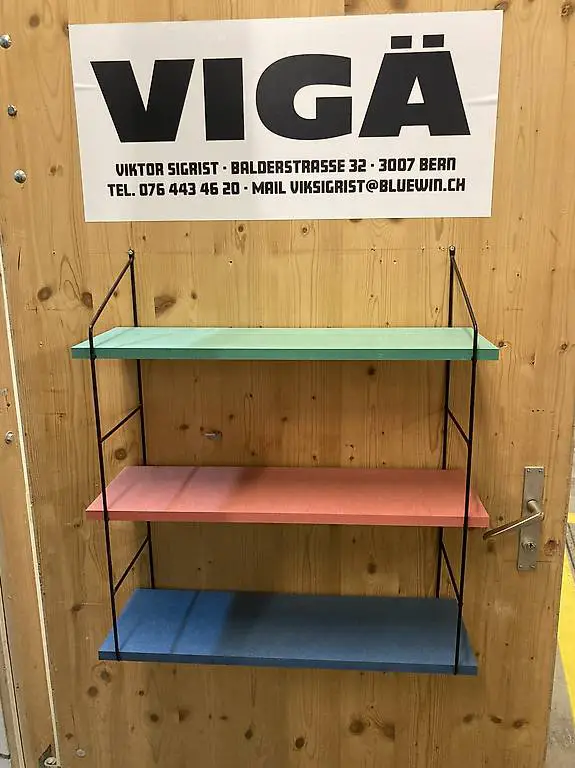 String Wandregal mit farbigen Böden