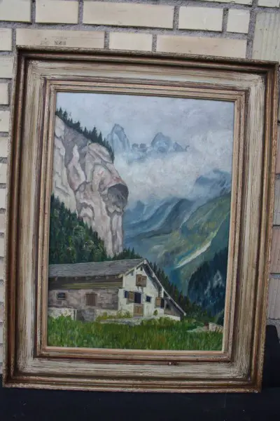 Alphütte am Felsrand