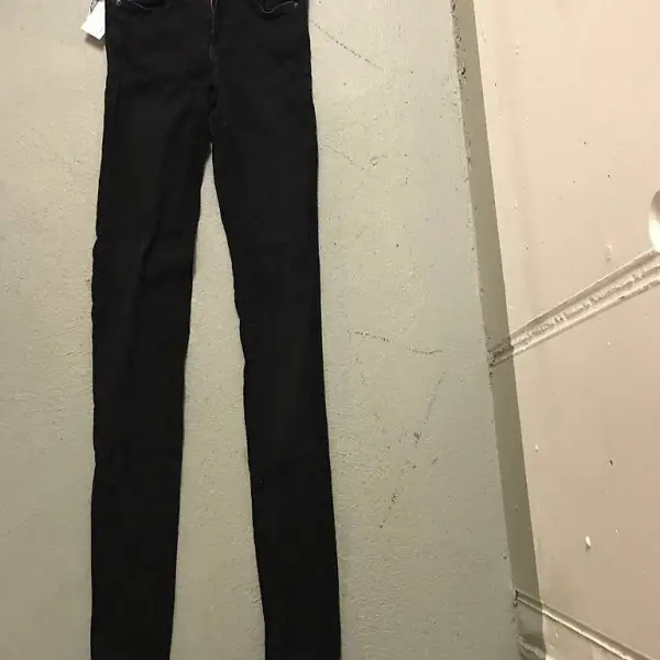 Jeans schwarz (anliegende) Grösse 134-140