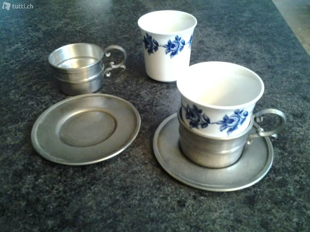 Porzellantassen in Zinnhalterung